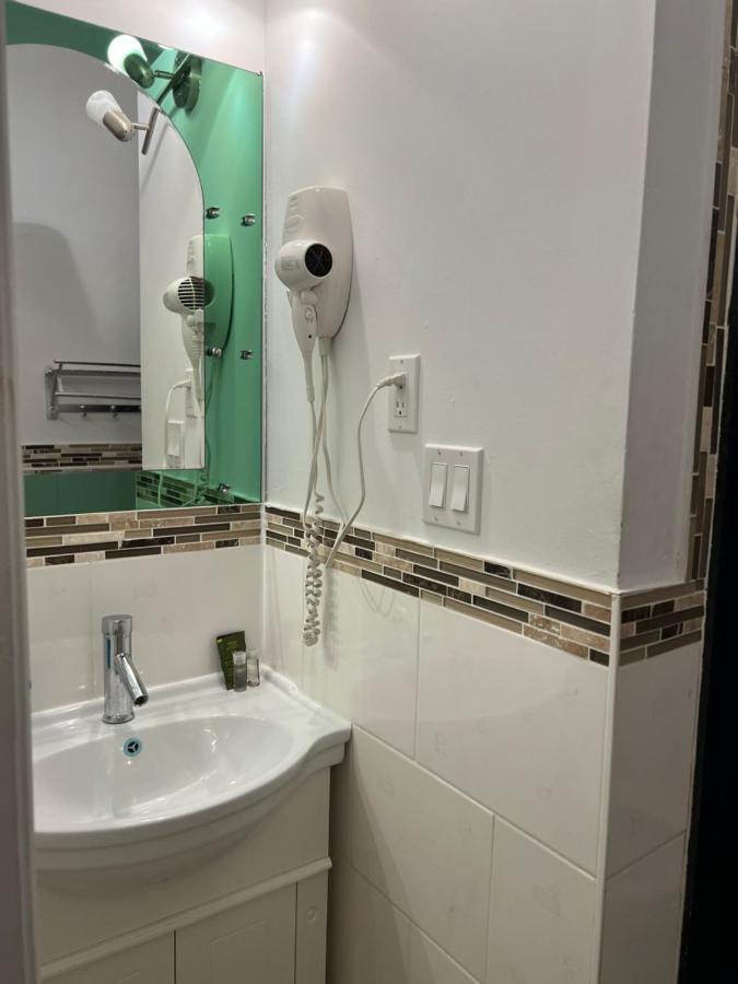 Adas Guesthouse Торонто Екстериор снимка