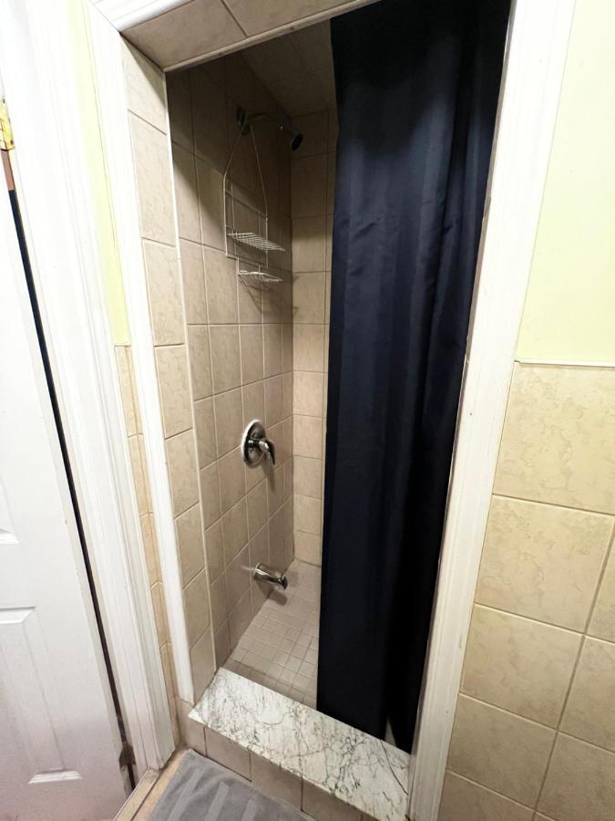 Adas Guesthouse Торонто Екстериор снимка