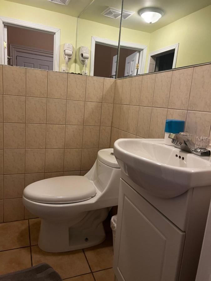 Adas Guesthouse Торонто Екстериор снимка